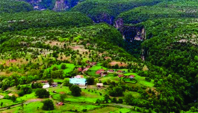 Patalkot travel guide featuring scenic valleys, lush forests, tribal culture, village life and natural beauty in Madhya Pradesh