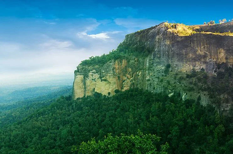 Patalkot travel guide featuring scenic valleys, lush forests, tribal culture, village life and natural beauty in Madhya Pradesh