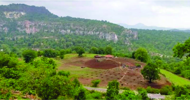 Patalkot travel guide featuring scenic valleys, lush forests, tribal culture, village life and natural beauty in Madhya Pradesh