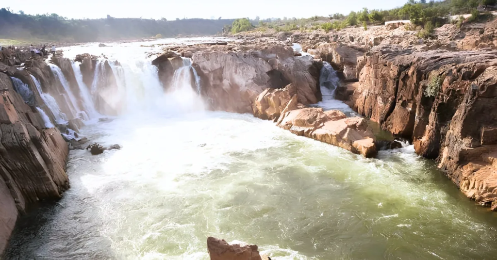 Patalkot travel guide featuring scenic valleys, lush forests, tribal culture, village life and natural beauty in Madhya Pradesh