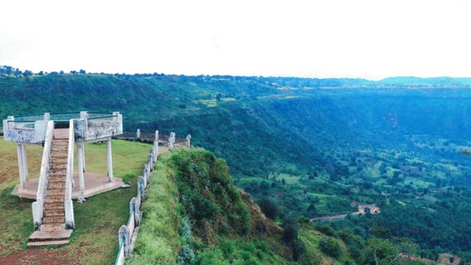 Patalkot travel guide featuring scenic valleys, lush forests, tribal culture, village life and natural beauty in Madhya Pradesh